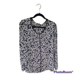 Vince Camuto black and white womans blouse Fun print.